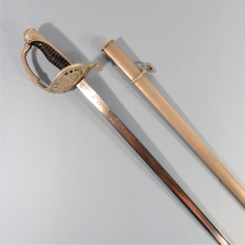 SABRE MODELE 1882 POUR OFFICIERS DE CHASSEURS GARDE DU TYPE CHASSEURS DE VINCENNES LAME DROITE FAB. BARRE A PARIS