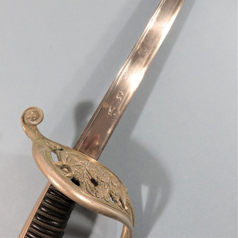 SABRE MODELE 1882 POUR OFFICIERS DE CHASSEURS GARDE DU TYPE CHASSEURS DE VINCENNES LAME DROITE FAB. BARRE A PARIS