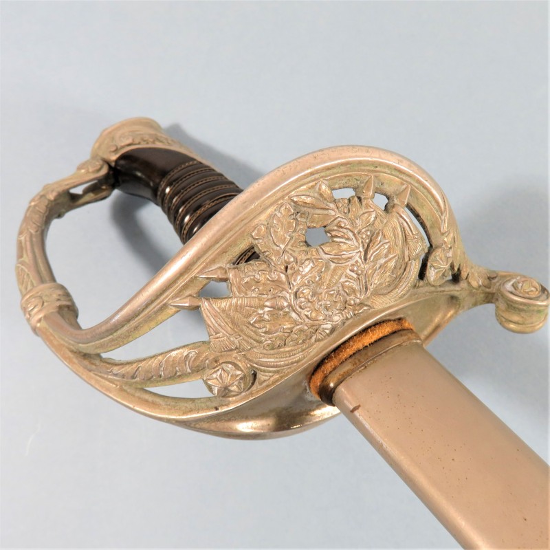 SABRE MODELE 1882 POUR OFFICIERS DE CHASSEURS GARDE DU TYPE CHASSEURS DE VINCENNES LAME DROITE FAB. BARRE A PARIS