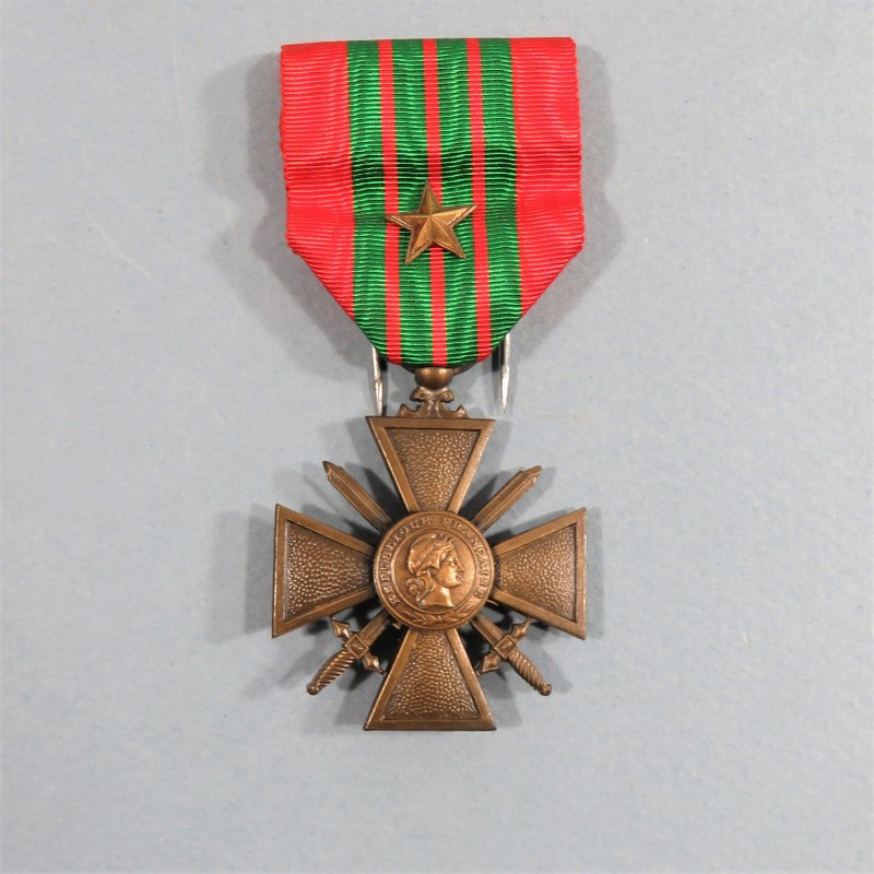 CROIX DE GUERRE 1939-1945 DATE AU DOS 1939 AVEC UNE ETOILE POUR UNE CITATION A L'ORDRE DU REGIMENT EN BOITE