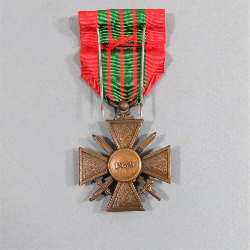 CROIX DE GUERRE 1939-1945 DATE AU DOS 1939 AVEC UNE ETOILE POUR UNE CITATION A L'ORDRE DU REGIMENT EN BOITE