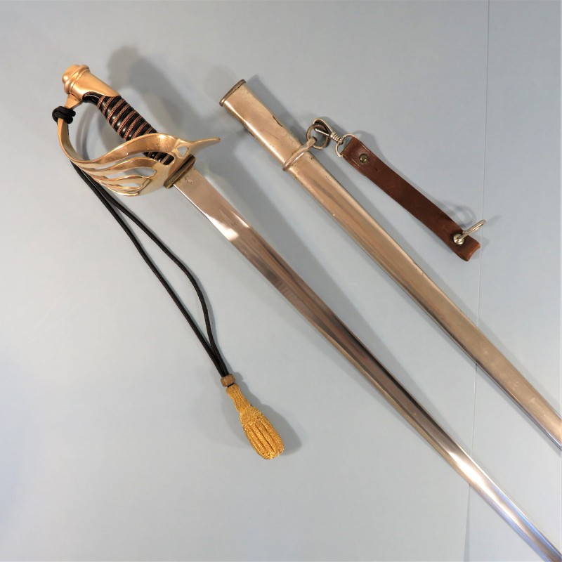 SABRE MODELE 1890 POUR OFFICIERS D'INFANTERIE GARDE DU TYPE COLONEL DERUE LAME DROITE FAB. B.F.