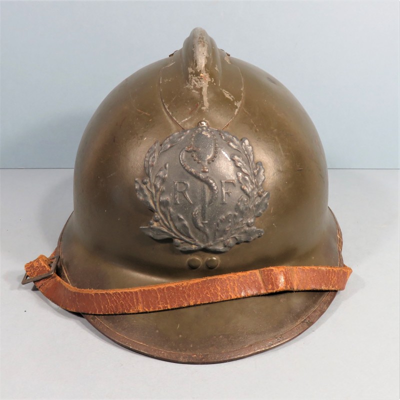 CASQUE FRANCAIS MODELE 1926 POUR LE SERVICE DE SANTE INFIRMIER ET MEDECIN MILITAIRE INSIGNE MODELE 1915 BLEU HORIZON