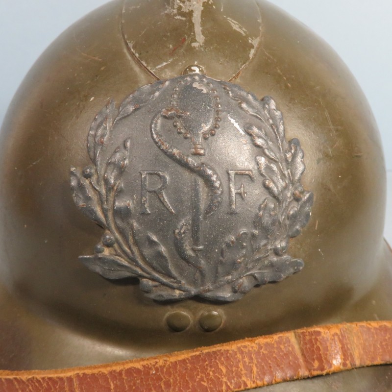 CASQUE FRANCAIS MODELE 1926 POUR LE SERVICE DE SANTE INFIRMIER ET MEDECIN MILITAIRE INSIGNE MODELE 1915 BLEU HORIZON