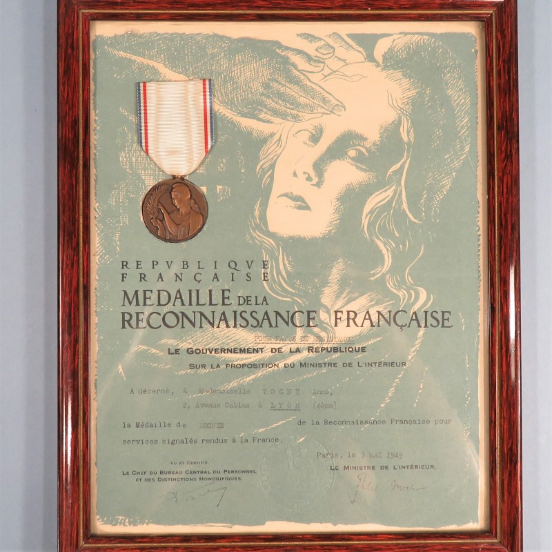 MEDAILLE DE LA RECONNAISSANCE FRANCAISE CLASSE BRONZE AVEC DIPLOME ENCADREE DECERNEE EN 1949 A LYON