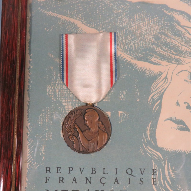 MEDAILLE DE LA RECONNAISSANCE FRANCAISE CLASSE BRONZE AVEC DIPLOME ENCADREE DECERNEE EN 1949 A LYON