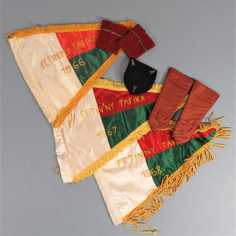 ENSEMBLE D'INSIGNES EPAULETTES GRADES ET FANIONS D'OFFICIER DE LA REPUBLIQUE MALGACHE MADAGASCAR ANNEES 1960