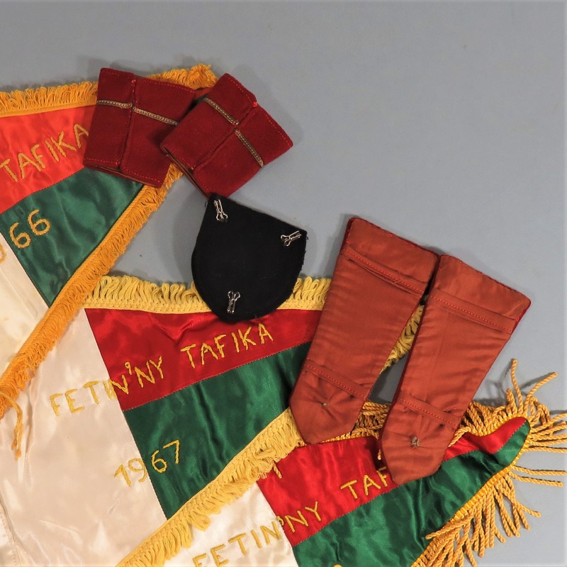 ENSEMBLE D'INSIGNES EPAULETTES GRADES ET FANIONS D'OFFICIER DE LA REPUBLIQUE MALGACHE MADAGASCAR ANNEES 1960