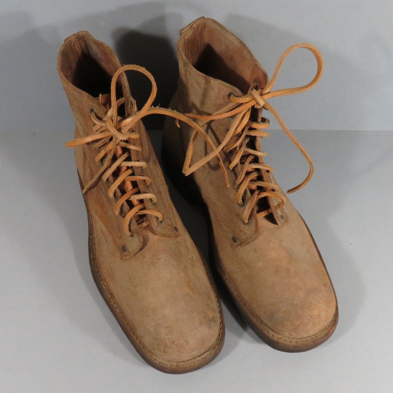 BRODEQUINS CHAUSSURES MILITAIRE EN CUIR MARRON MODELE 1945 ARMEE FRANCAISE INDOCHINE ALGERIE DATEES 1952 TAILLE 42