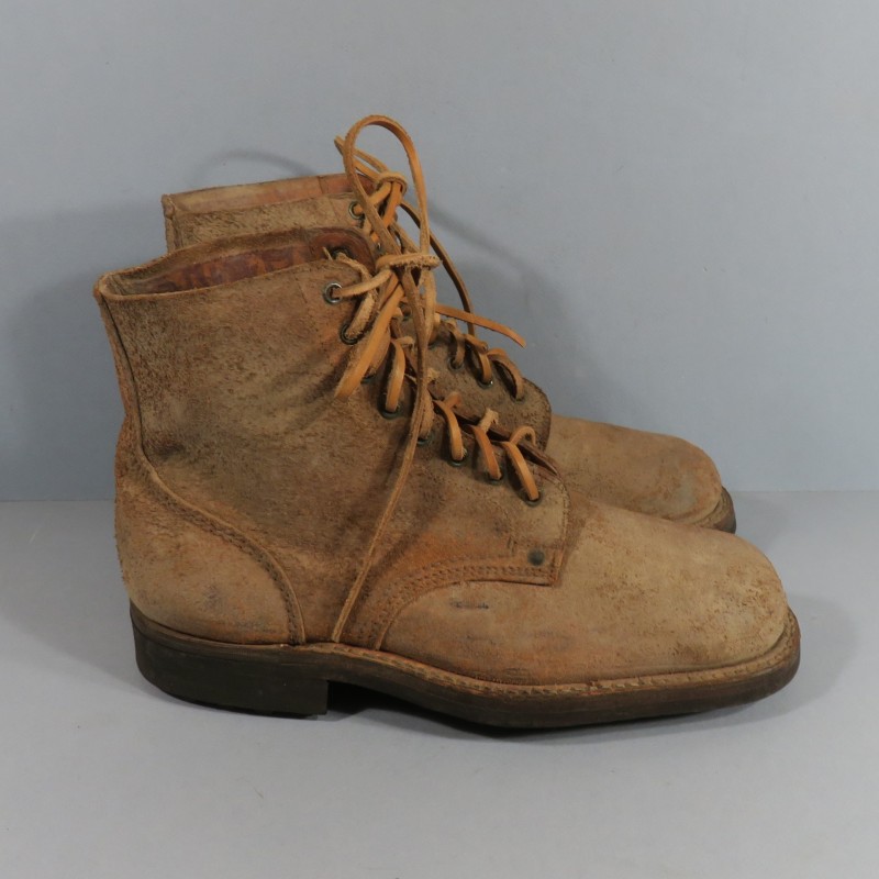 BRODEQUINS CHAUSSURES MILITAIRE EN CUIR MARRON MODELE 1945 ARMEE FRANCAISE INDOCHINE ALGERIE DATEES 1952 TAILLE 42