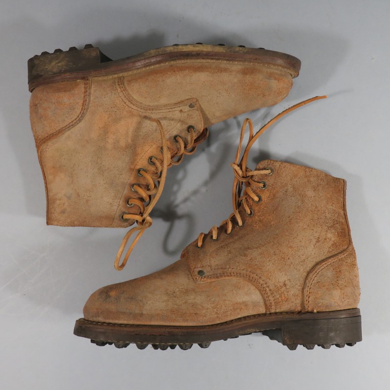 BRODEQUINS CHAUSSURES MILITAIRE EN CUIR MARRON MODELE 1945 ARMEE FRANCAISE INDOCHINE ALGERIE DATEES 1952 TAILLE 42