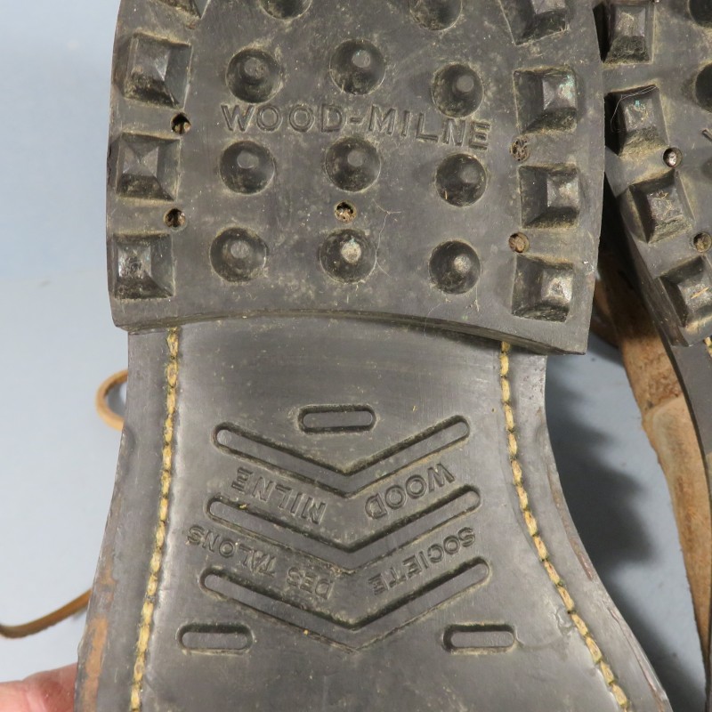 BRODEQUINS CHAUSSURES MILITAIRE EN CUIR MARRON MODELE 1945 ARMEE FRANCAISE INDOCHINE ALGERIE DATEES 1952 TAILLE 42