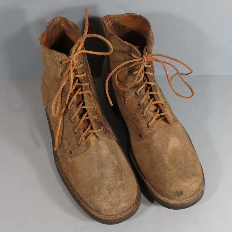 BRODEQUINS CHAUSSURES MILITAIRE EN CUIR MARRON MODELE 1945 ARMEE FRANCAISE INDOCHINE ALGERIE DATEES 1953 TAILLE 42