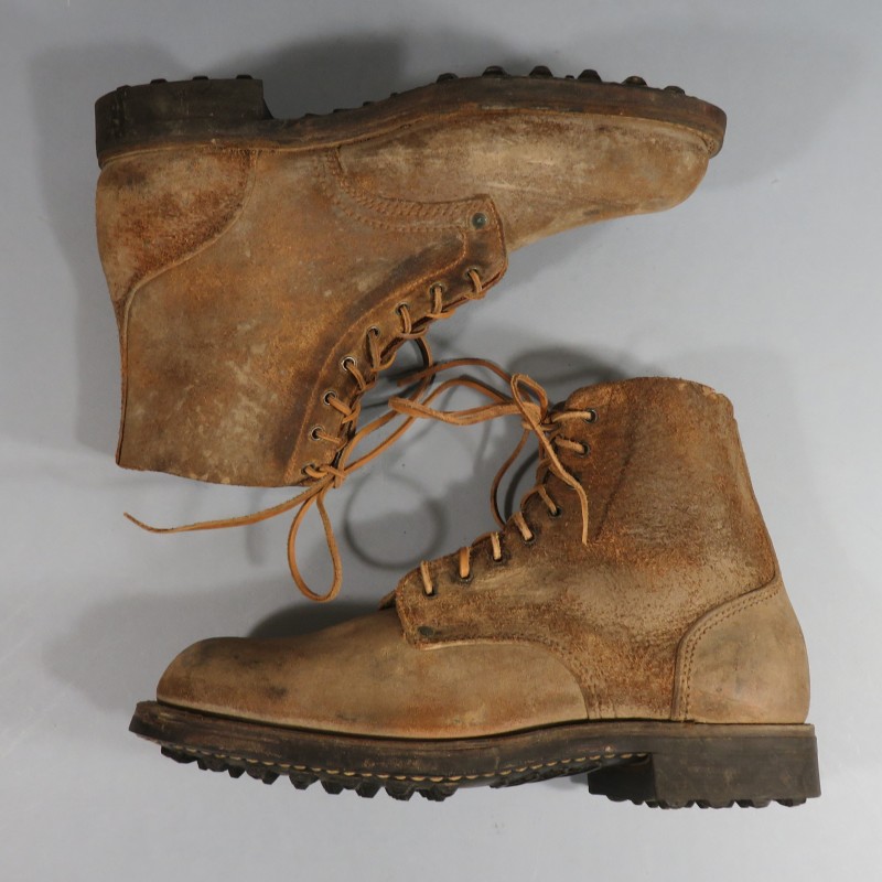 BRODEQUINS CHAUSSURES MILITAIRE EN CUIR MARRON MODELE 1945 ARMEE FRANCAISE INDOCHINE ALGERIE DATEES 1953 TAILLE 42