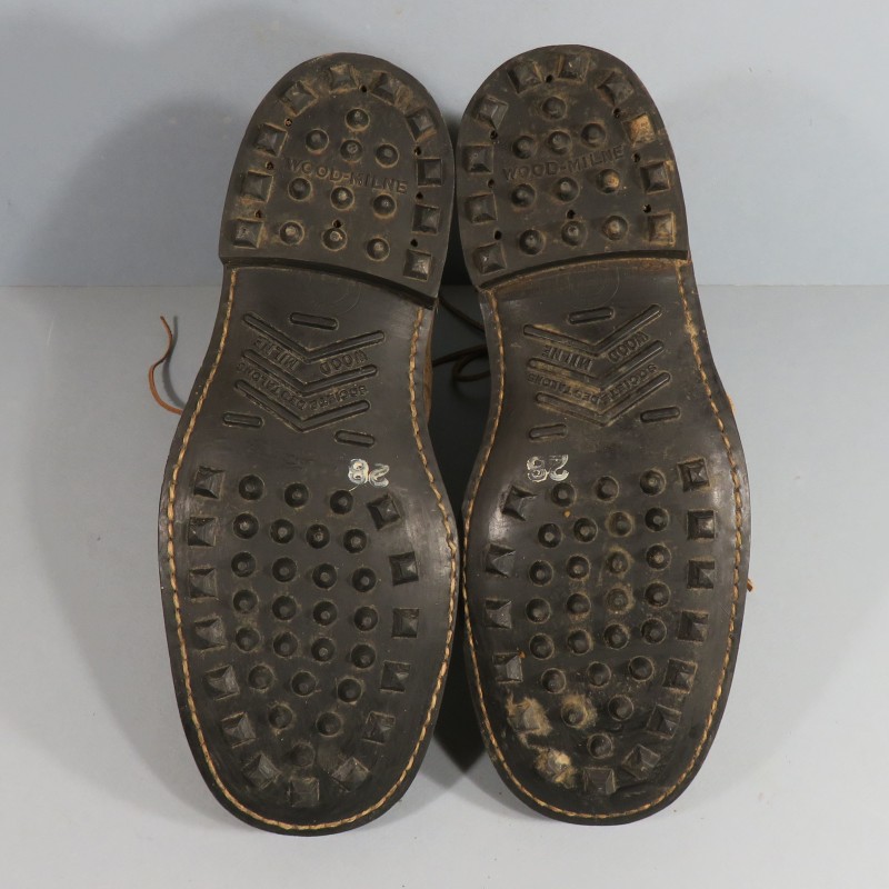 BRODEQUINS CHAUSSURES MILITAIRE EN CUIR MARRON MODELE 1945 ARMEE FRANCAISE INDOCHINE ALGERIE DATEES 1953 TAILLE 42