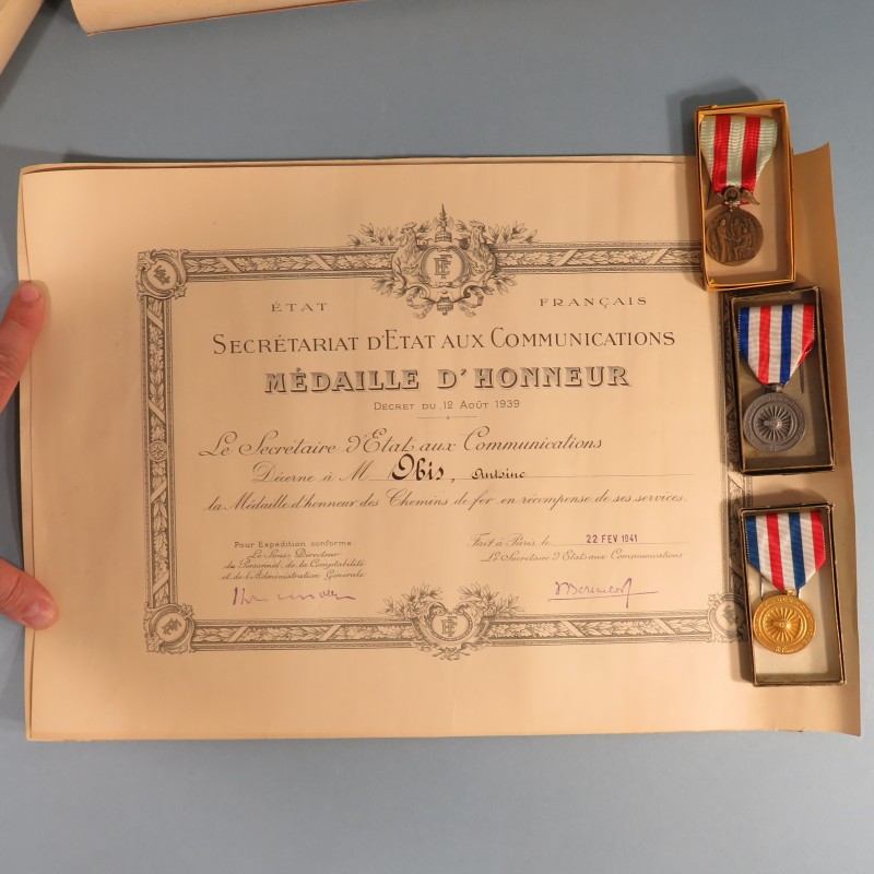 ENSEMBLE D'UN CHEMINOT DES ANNEE 1930 1940 3 MEDAILLES ET 3 DIPLOMES ET UNE LETTRE SOCIETE DES CHEMINS DE FER