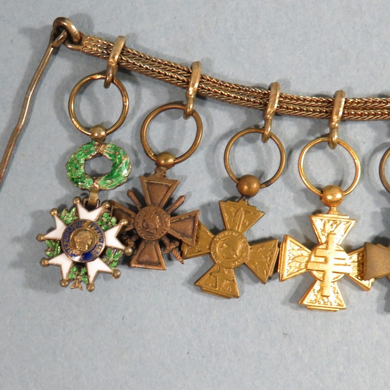 CHAINE OU BARRETTE DE 10 REDUCTIONS MEDAILLES MILITAIRES ANCIEN DE LA SECONDE GUERRE FRANCE LIBRE DEPORTE MILICE DE JESUS °