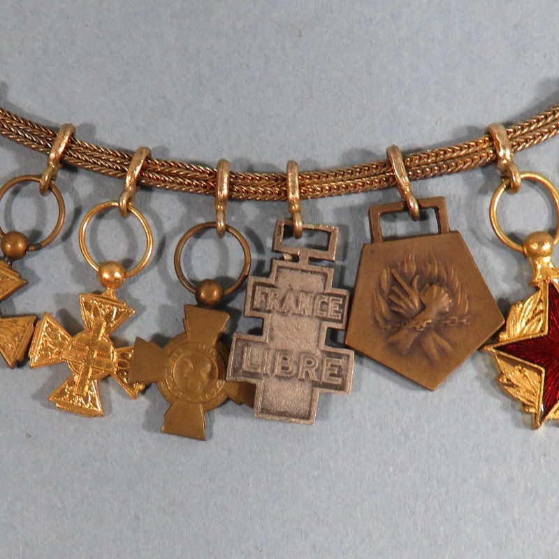 CHAINE OU BARRETTE DE 10 REDUCTIONS MEDAILLES MILITAIRES ANCIEN DE LA SECONDE GUERRE FRANCE LIBRE DEPORTE MILICE DE JESUS °