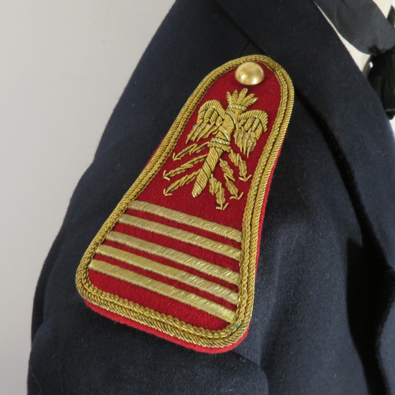 UNIFORME DE GALA DE COLONEL DE SPAHIS VESTE A QUEUE DE PIE PANTALON ET GILET ROUGE TRADITION CAVALERIE DATE 1953