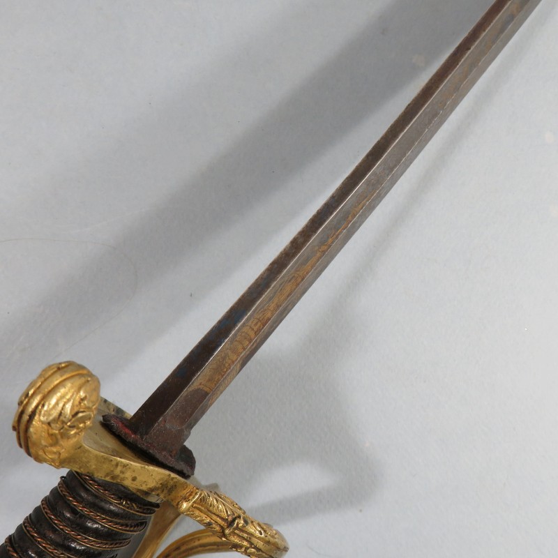 SABRE D'OFFICIER D'INFANTERIE MODELE 1821 LAME DECOREE DE LA GARDE NATIONALE DE PARIS 27 28 29 JUILLET 1830