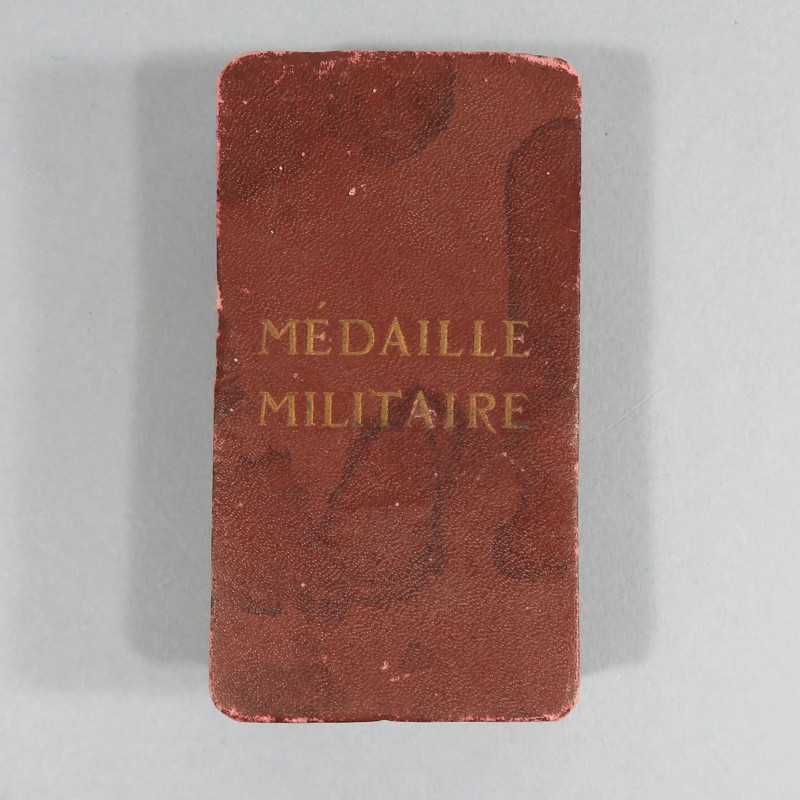 FRANCE ORDRE DE LA MEDAILLE MILITAIRE 3 ème REPUBLIQUE VALEUR ET DISCIPLINE EN ARGENT DANS SA BOITE CARTON