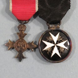 ANGLETERRE BARRETTE DE 2 REDUCTIONS ORDRE DE L'EMPIRE BRITANIQUE ET SERVITEUR DE ST JEAN DE JERUSALEM °