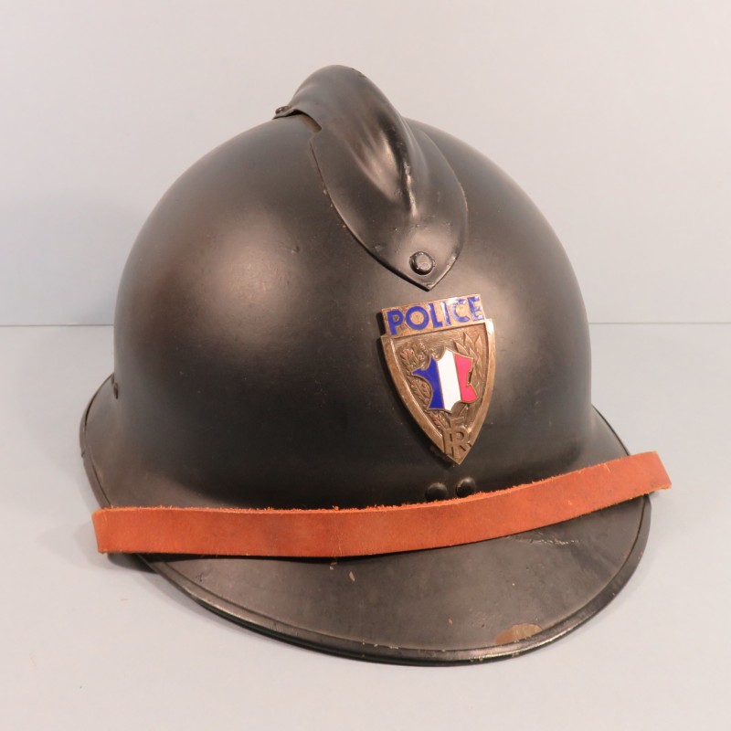 CASQUE MODELE 1926 AVEC INSIGNE DE POLICE ET PEINTURE BLEU NUIT DES ANNEES 1960 MAI 1968