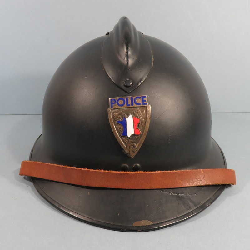 CASQUE MODELE 1926 AVEC INSIGNE DE POLICE ET PEINTURE BLEU NUIT DES ANNEES 1960 MAI 1968