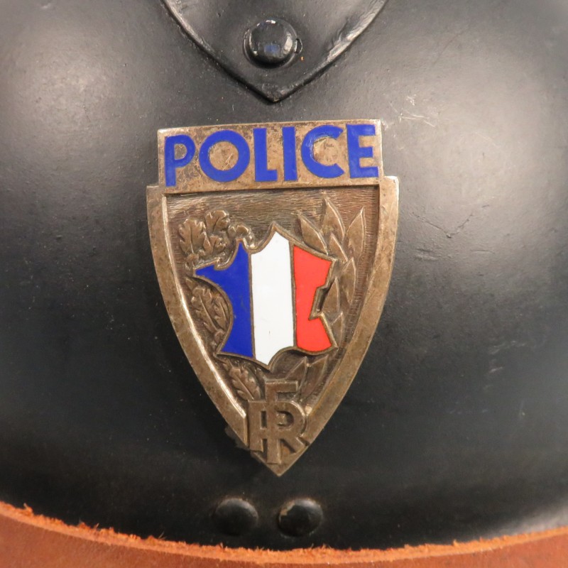 CASQUE MODELE 1926 AVEC INSIGNE DE POLICE ET PEINTURE BLEU NUIT DES ANNEES 1960 MAI 1968