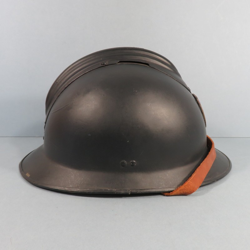 CASQUE MODELE 1926 AVEC INSIGNE DE POLICE ET PEINTURE BLEU NUIT DES ANNEES 1960 MAI 1968