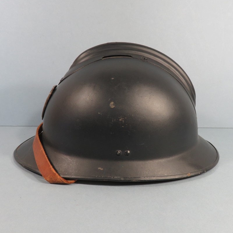 CASQUE MODELE 1926 AVEC INSIGNE DE POLICE ET PEINTURE BLEU NUIT DES ANNEES 1960 MAI 1968