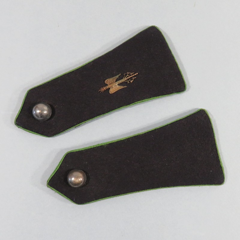 PAIRE D'EPAULETTES EPAULETTE D'OFFICIER AVEC INSIGNE ETAT MAJOR ET BORDEES DE SOUTACHE VERTE 1945-1950