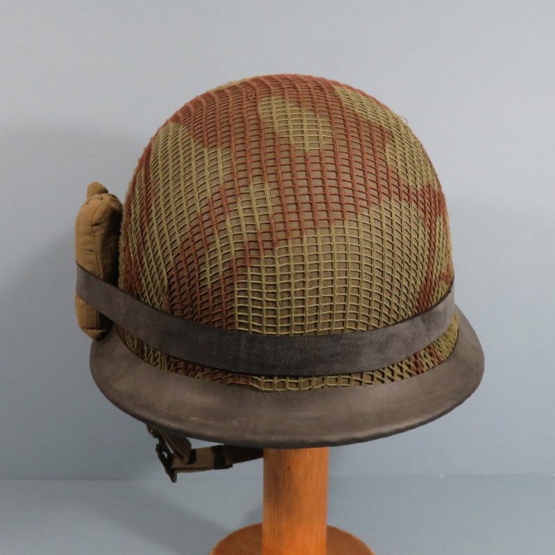 CASQUE FRANCAIS MODELE 1951 AVEC CAMOUFLAGE ET PANSEMENT ETAT NEUF DE STOCK LOURD M.MA.OU 1952 ET LINER E.P.C. 1952