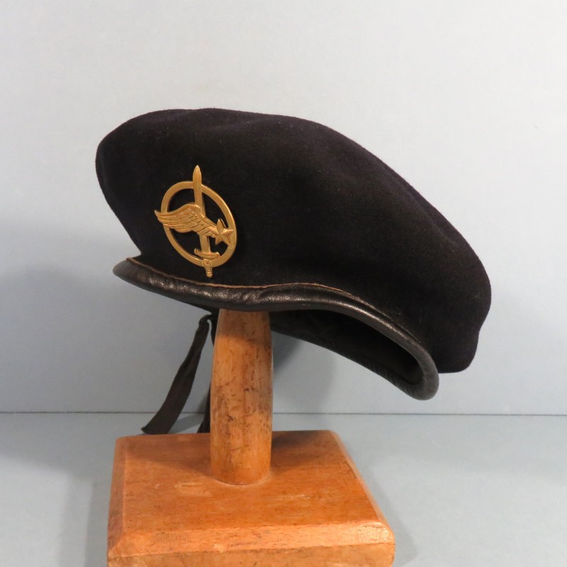 BERET BLEU FONCE DES COMMANDOS PARACHUTISTES DE L'AIR TAILLE 57 FABRICATION ANNEES 1980 INSIGNE CPA COINDEROUX