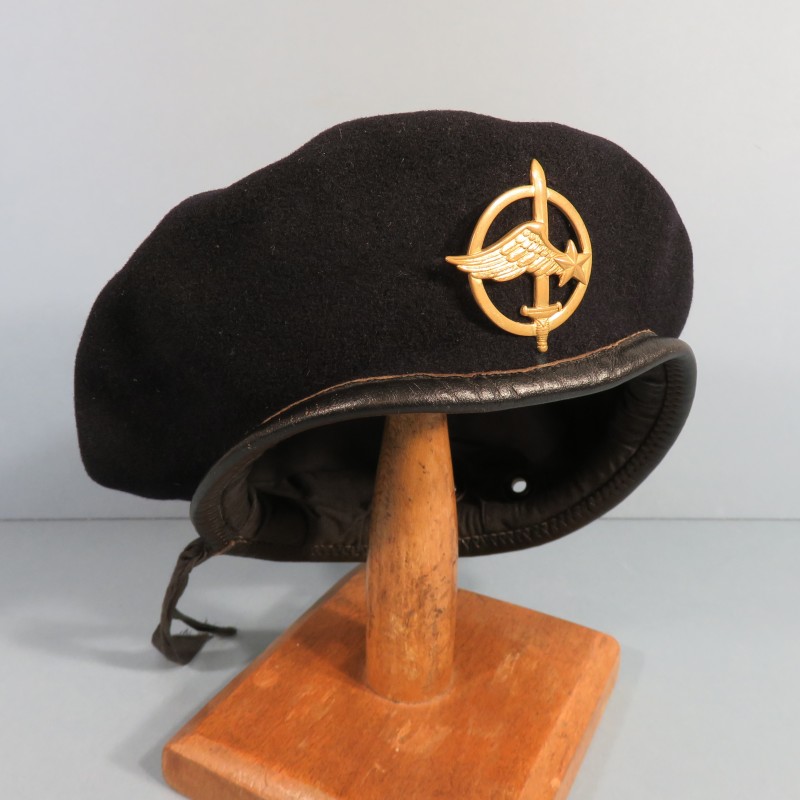 BERET BLEU FONCE DES COMMANDOS PARACHUTISTES DE L'AIR TAILLE 57 FABRICATION ANNEES 1980 INSIGNE CPA COINDEROUX