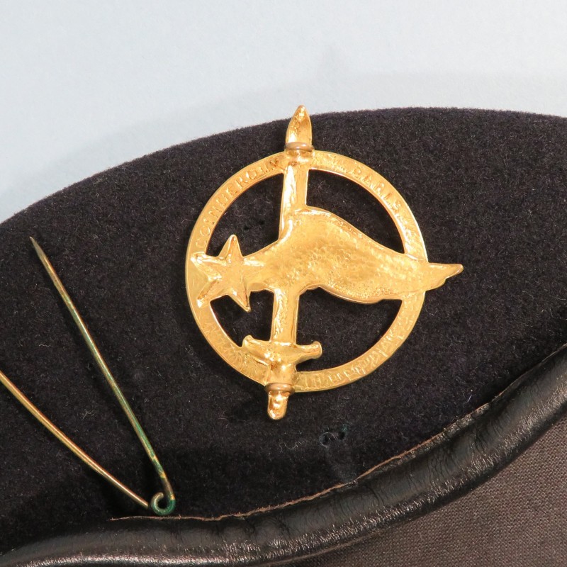 BERET BLEU FONCE DES COMMANDOS PARACHUTISTES DE L'AIR TAILLE 57 FABRICATION ANNEES 1980 INSIGNE CPA COINDEROUX