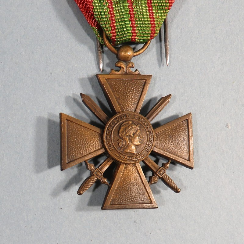 CROIX DE GUERRE 1939-1945 DATE 1939 AVEC UN RUBAN DE TISSAGE AFRIQUE DU NORD OU ITALIE UNE ETOILE POUR UNE CITATION