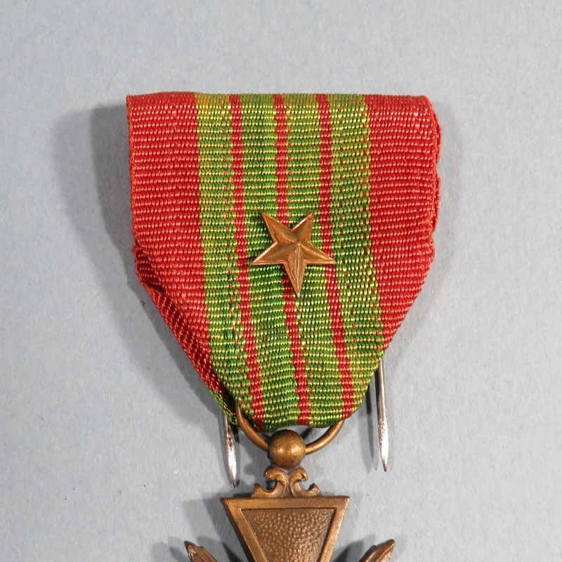 CROIX DE GUERRE 1939-1945 DATE 1939 AVEC UN RUBAN DE TISSAGE AFRIQUE DU NORD OU ITALIE UNE ETOILE POUR UNE CITATION