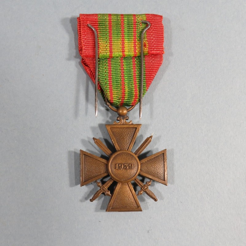 CROIX DE GUERRE 1939-1945 DATE 1939 AVEC UN RUBAN DE TISSAGE AFRIQUE DU NORD OU ITALIE UNE ETOILE POUR UNE CITATION