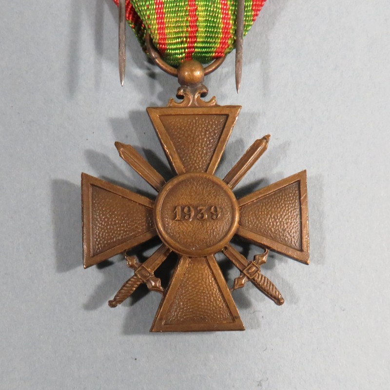 CROIX DE GUERRE 1939-1945 DATE 1939 AVEC UN RUBAN DE TISSAGE AFRIQUE DU NORD OU ITALIE UNE ETOILE POUR UNE CITATION