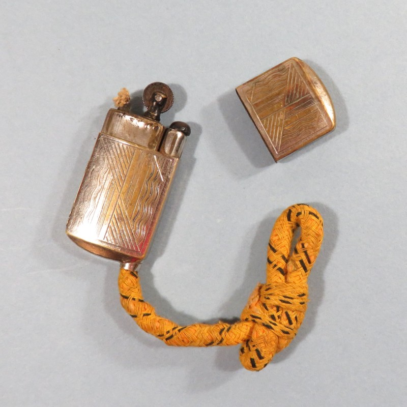 BRIQUET DE POILUS A ESSENCE ET A MECHE AMADOU COMPLET AVEC SA TAXE SOUVENIR MILITAIRE