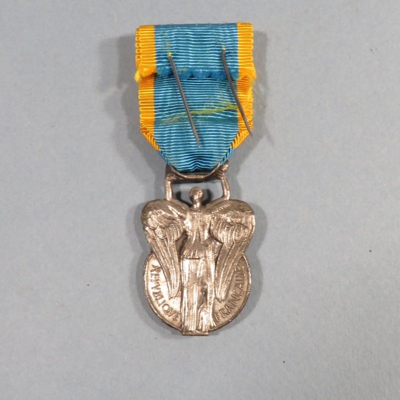 MEDAILLE D'OFFICIER DU MERITE SPORTIF EN ARGENT 1956 - 1963 EN BOITE