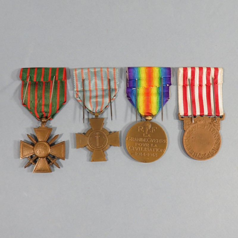 ENSEMBLE DE 4 MEDAILLES DE LA GUERRE 1914 1918 SUR BARRETTE A BOULES CROIX DE GUERRE COMBATTANT INTERALLIEE GRANDE GUERRE