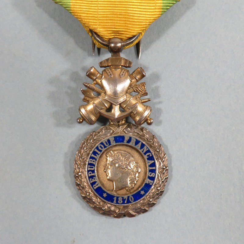 FRANCE MEDAILLE MILITAIRE 3 ème REPUBLIQUE VALEUR ET DISCIPLINE FABRICATION PRIVEE EN ARGENT CANONS BIFACES OU TROPHEE BIFACE