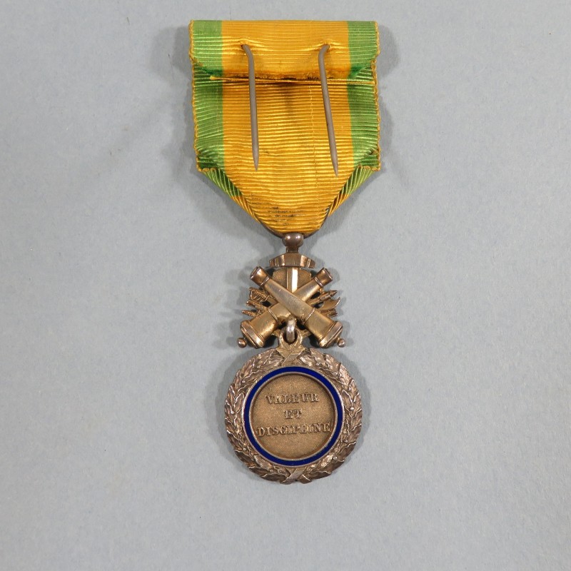 FRANCE MEDAILLE MILITAIRE 3 ème REPUBLIQUE VALEUR ET DISCIPLINE FABRICATION PRIVEE EN ARGENT CANONS BIFACES OU TROPHEE BIFACE