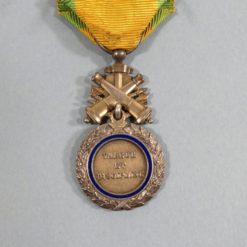 FRANCE MEDAILLE MILITAIRE 3 ème REPUBLIQUE VALEUR ET DISCIPLINE FABRICATION PRIVEE EN ARGENT CANONS BIFACES OU TROPHEE BIFACE