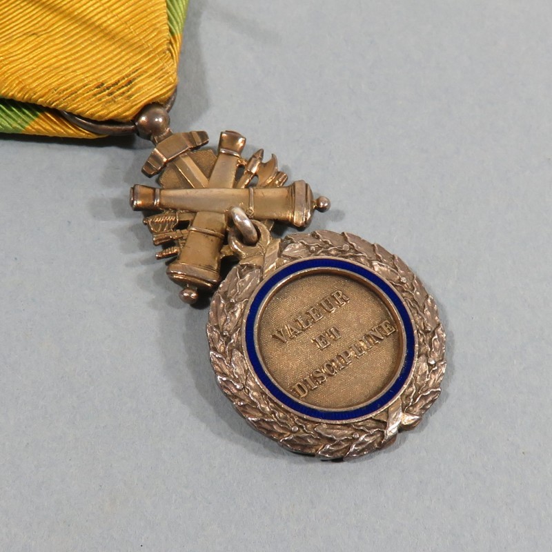 FRANCE MEDAILLE MILITAIRE 3 ème REPUBLIQUE VALEUR ET DISCIPLINE FABRICATION PRIVEE EN ARGENT CANONS BIFACES OU TROPHEE BIFACE