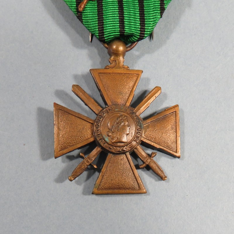 CROIX DE GUERRE DATEE AU DOS 1939-1940 RUBAN DE VICHY AVEC UNE PALME POUR UNE CITATION A L'ORDRE DE L'ARMEE CAMPAGNE 1939-40