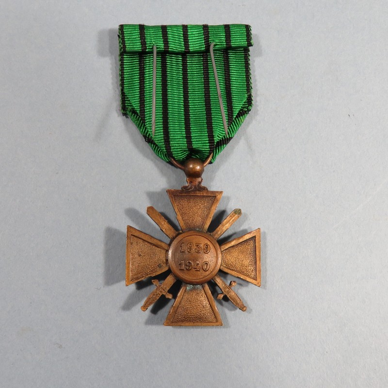 CROIX DE GUERRE DATEE AU DOS 1939-1940 RUBAN DE VICHY AVEC UNE PALME POUR UNE CITATION A L'ORDRE DE L'ARMEE CAMPAGNE 1939-40