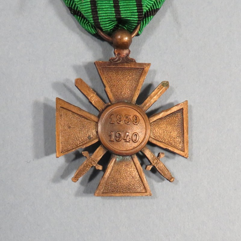 CROIX DE GUERRE DATEE AU DOS 1939-1940 RUBAN DE VICHY AVEC UNE PALME POUR UNE CITATION A L'ORDRE DE L'ARMEE CAMPAGNE 1939-40